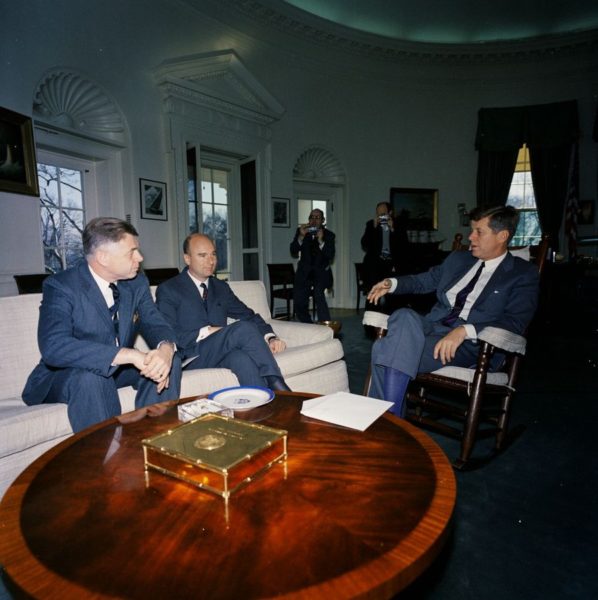 La imagen tiene un atributo ALT vacío; su nombre de archivo es President_John_F._Kennedy_with_Ambassador_of_Venezuela_Dr._Enrique_Tejera-París_01-598x600.jpg